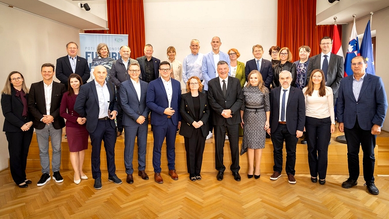Skupinska slika Srečanje EZTS Poti prihodnosti: skupna razvojna vizija koridorja Ljubljana–Novo mesto–Karlovec–Zagreb do leta 2034