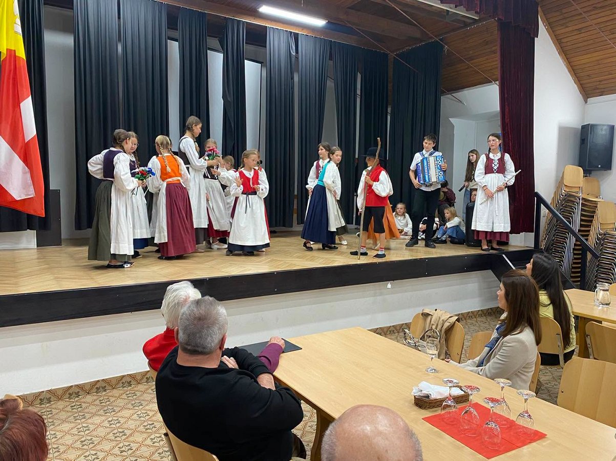 Nastop otroške folklorne skupine Češnjev cvet Nastop otroške folklorne skupine Češnjev cvet