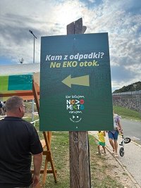 Usmerjevalne table za ločevanje odpadkov. 