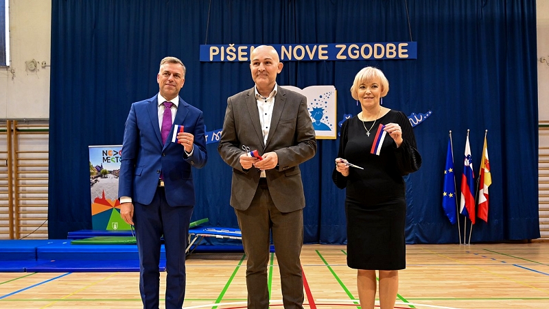 Župan mag. Gregor Macedoni, ravnateljica Romana Šarec Rojc in minister dr. Borut Rončević ob prerezu traku