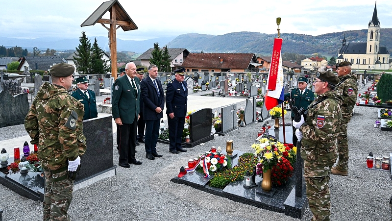 Polaganje venca na Uršičev grob
